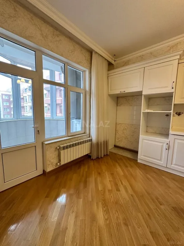 Satılır 3 otaqlı mənzil 137 m²