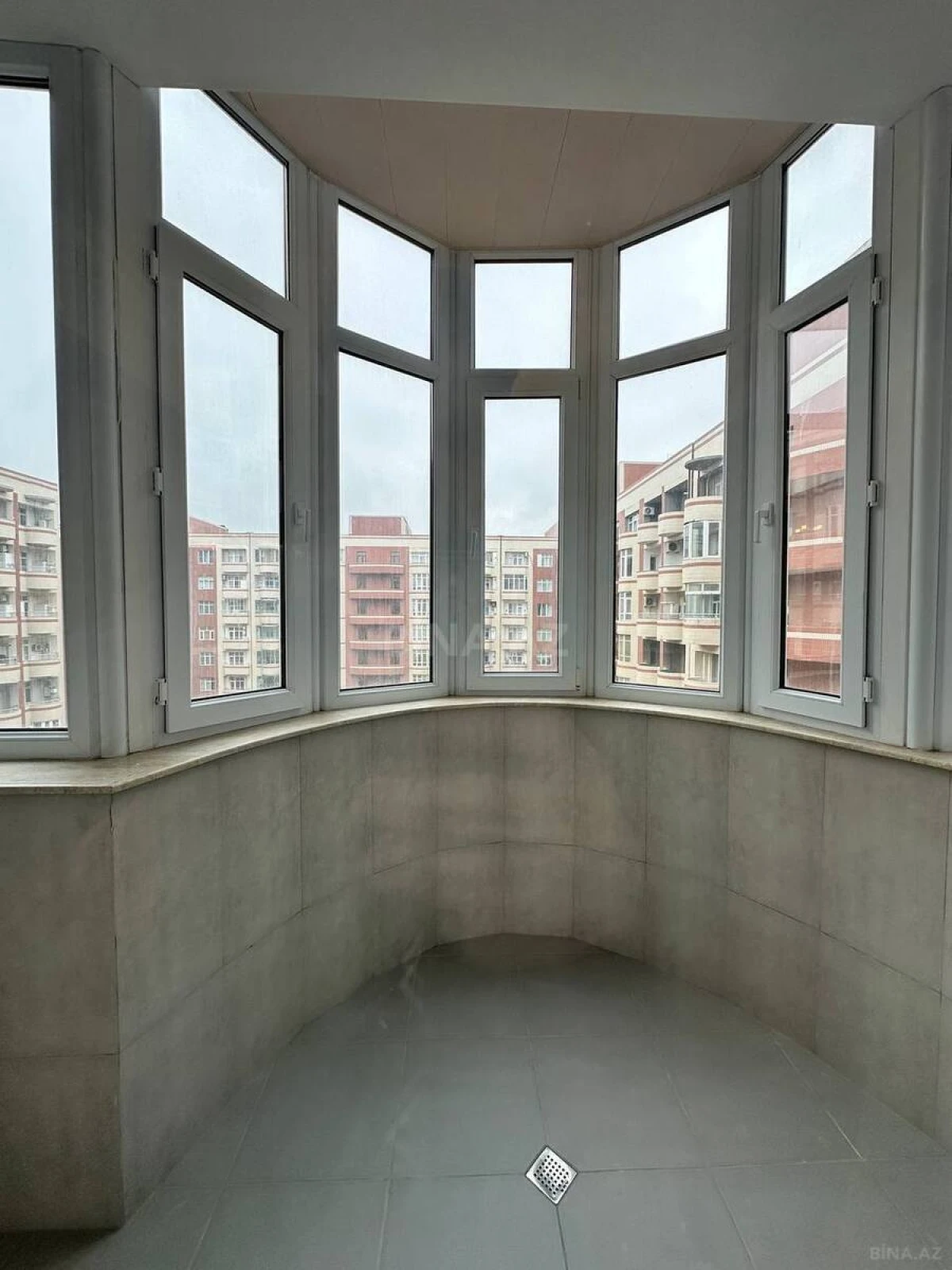 Satılır 3 otaqlı mənzil 137 m²
