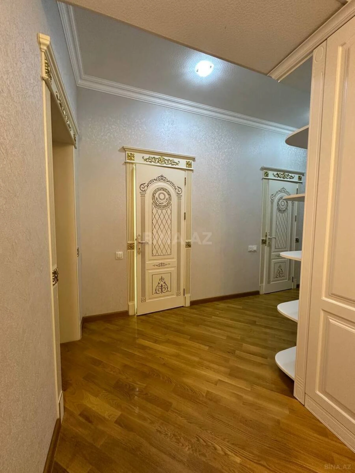 Satılır 3 otaqlı mənzil 137 m²