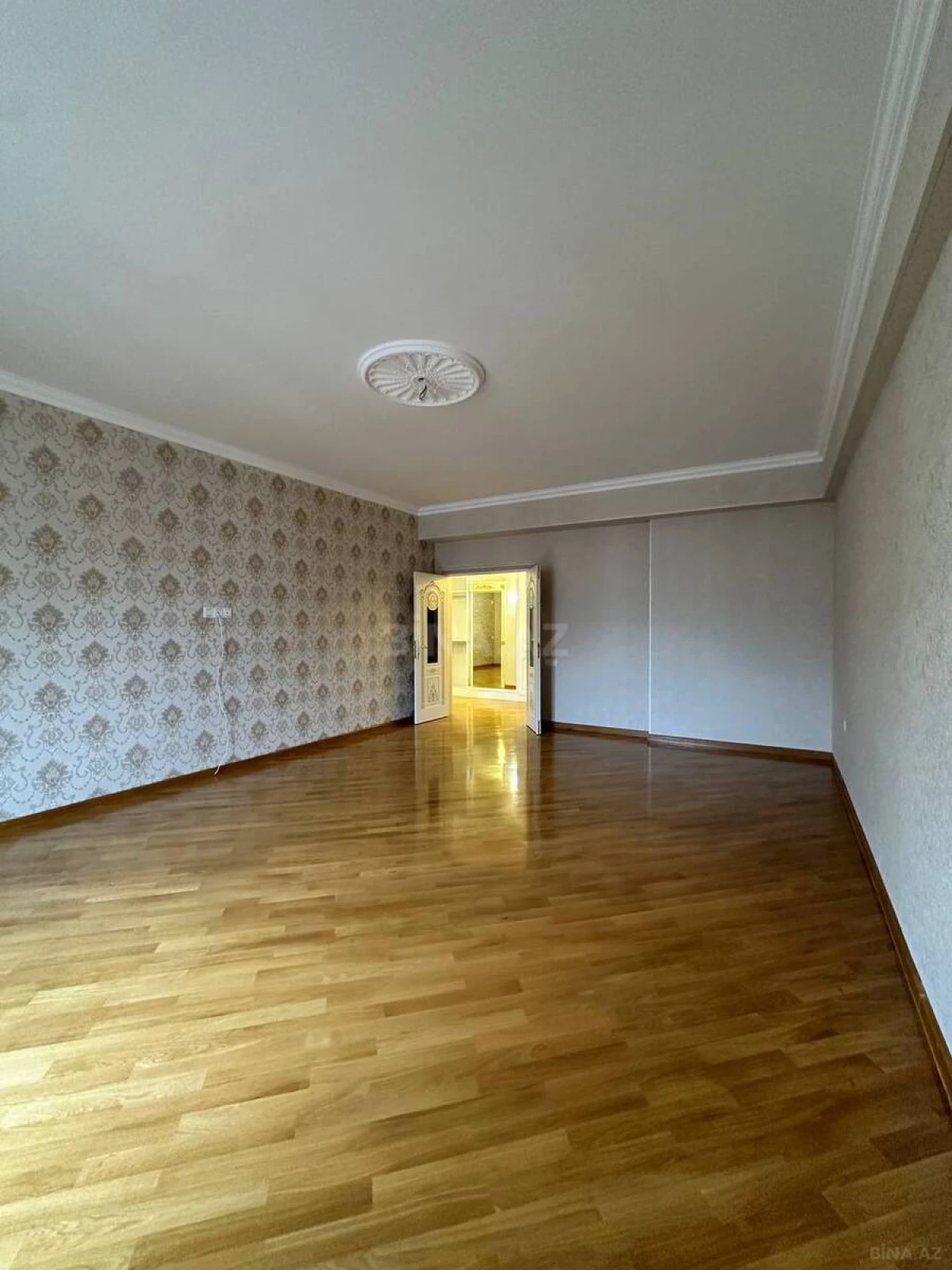 Satılır 3 otaqlı mənzil 137 m²