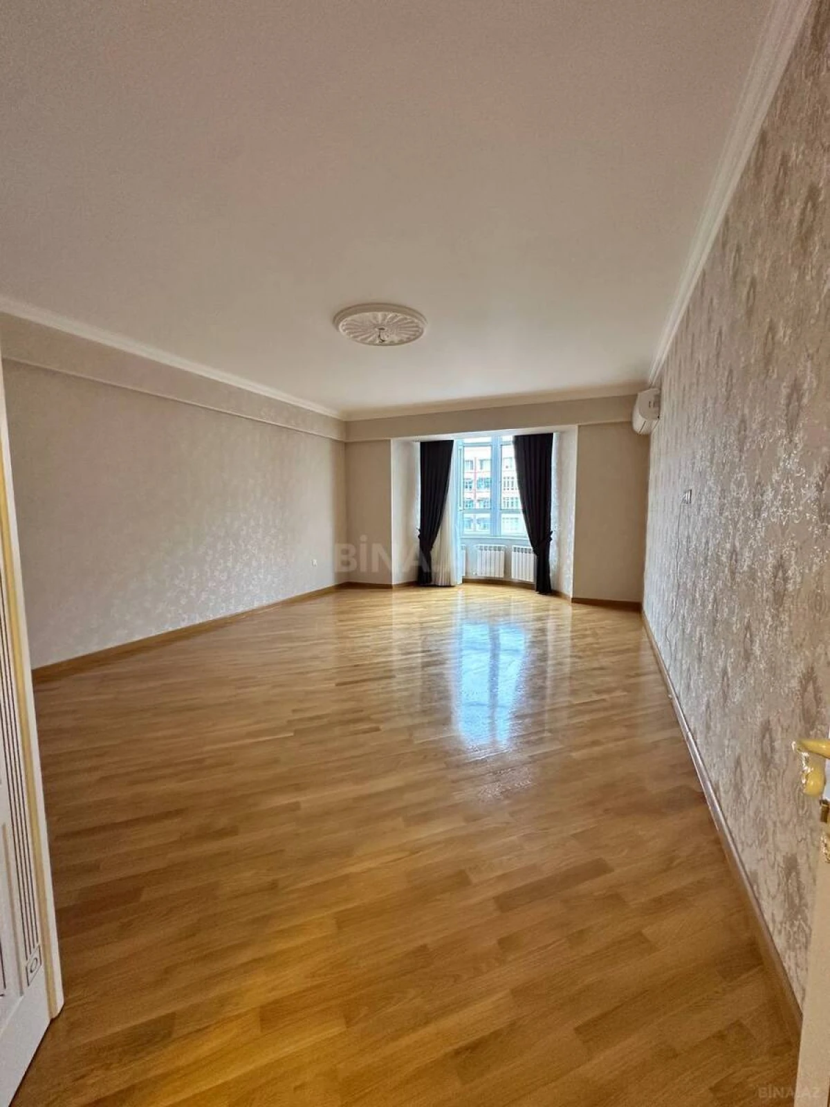 Satılır 3 otaqlı mənzil 137 m²