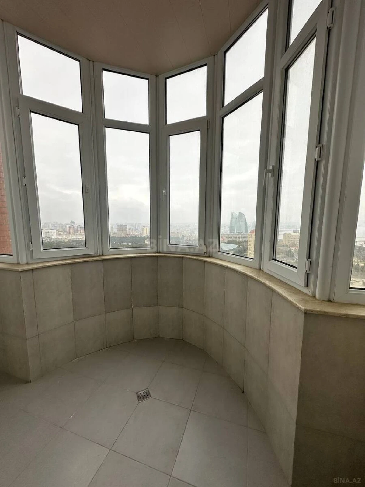 Satılır 3 otaqlı mənzil 137 m²