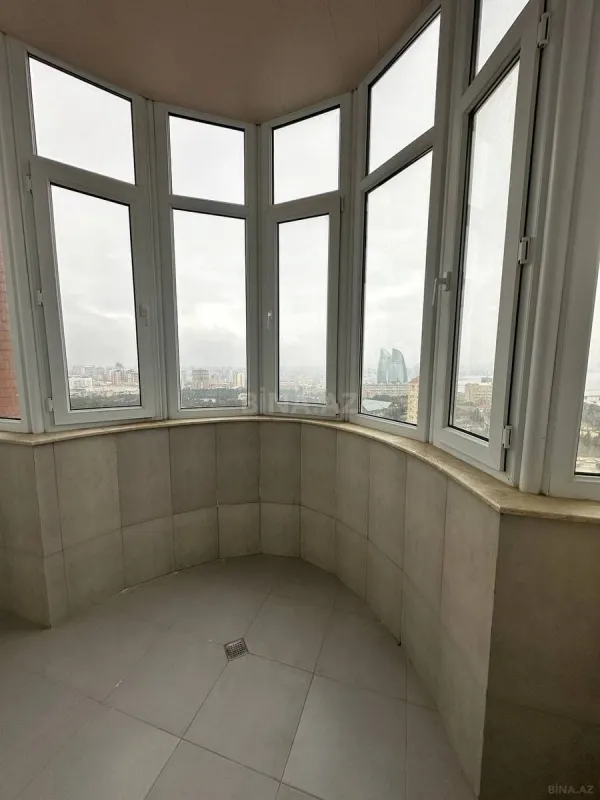 Satılır 3 otaqlı mənzil 137 m²