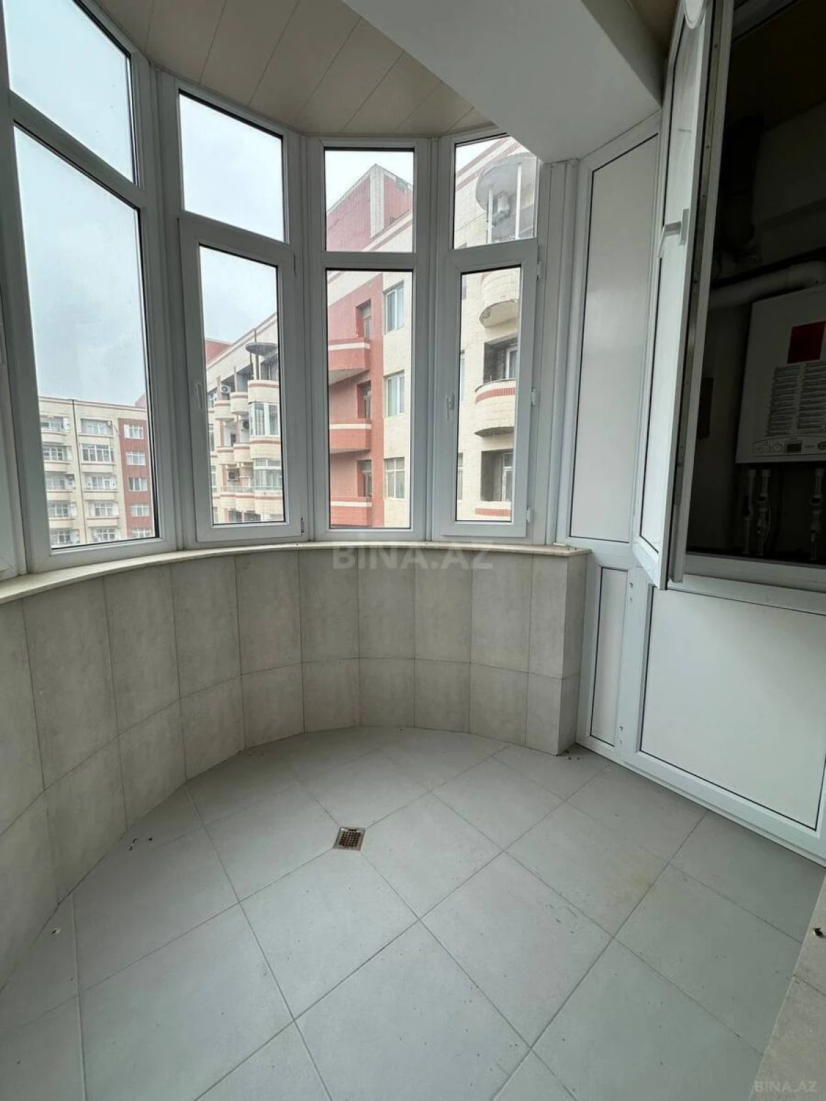 Satılır 3 otaqlı mənzil 137 m²