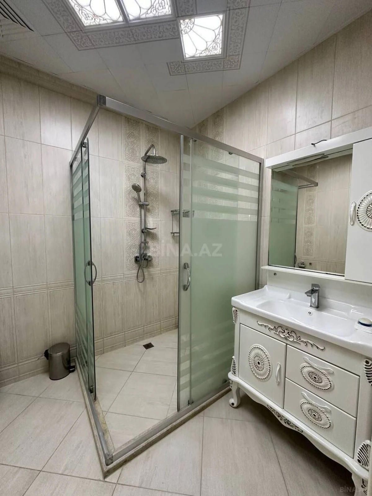 Satılır 3 otaqlı mənzil 137 m²