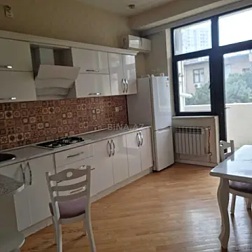 Kirayə verilir 2 otaqlı mənzil 80 m²