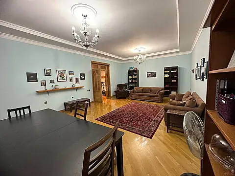 Satılır 6 otaqlı həyət evi 350 m²