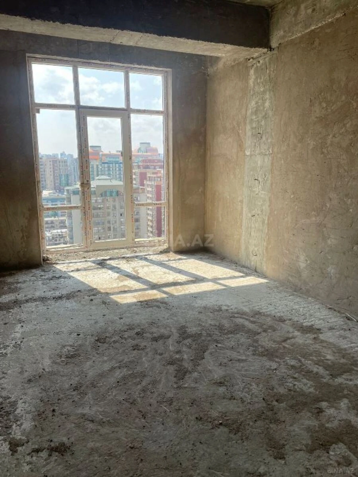 Satılır 4 otaqlı mənzil 231 m²