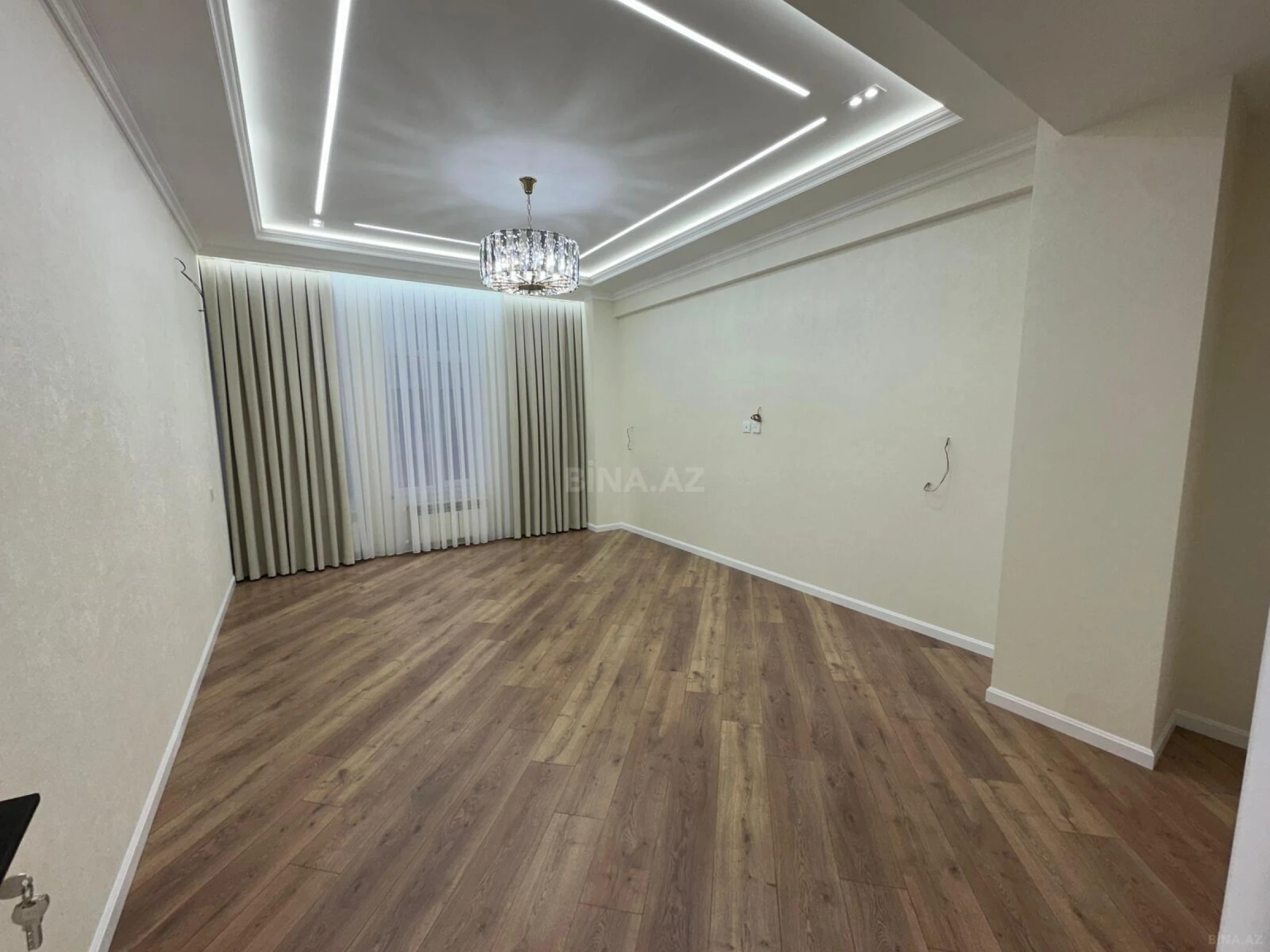 Satılır 4 otaqlı mənzil 137 m²
