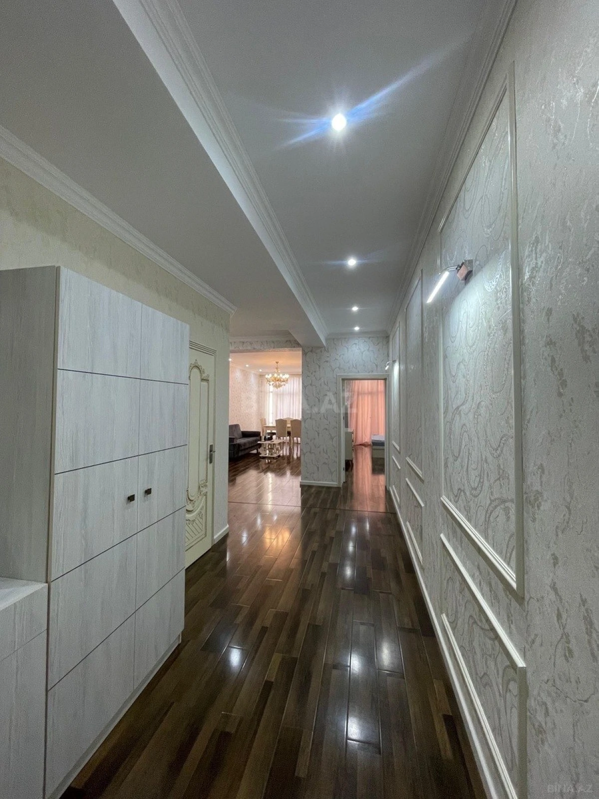 Kirayə verilir 2 otaqlı mənzil 104 m²
