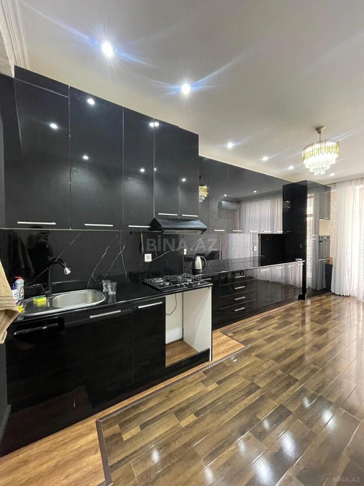 Kirayə verilir 2 otaqlı mənzil 104 m²