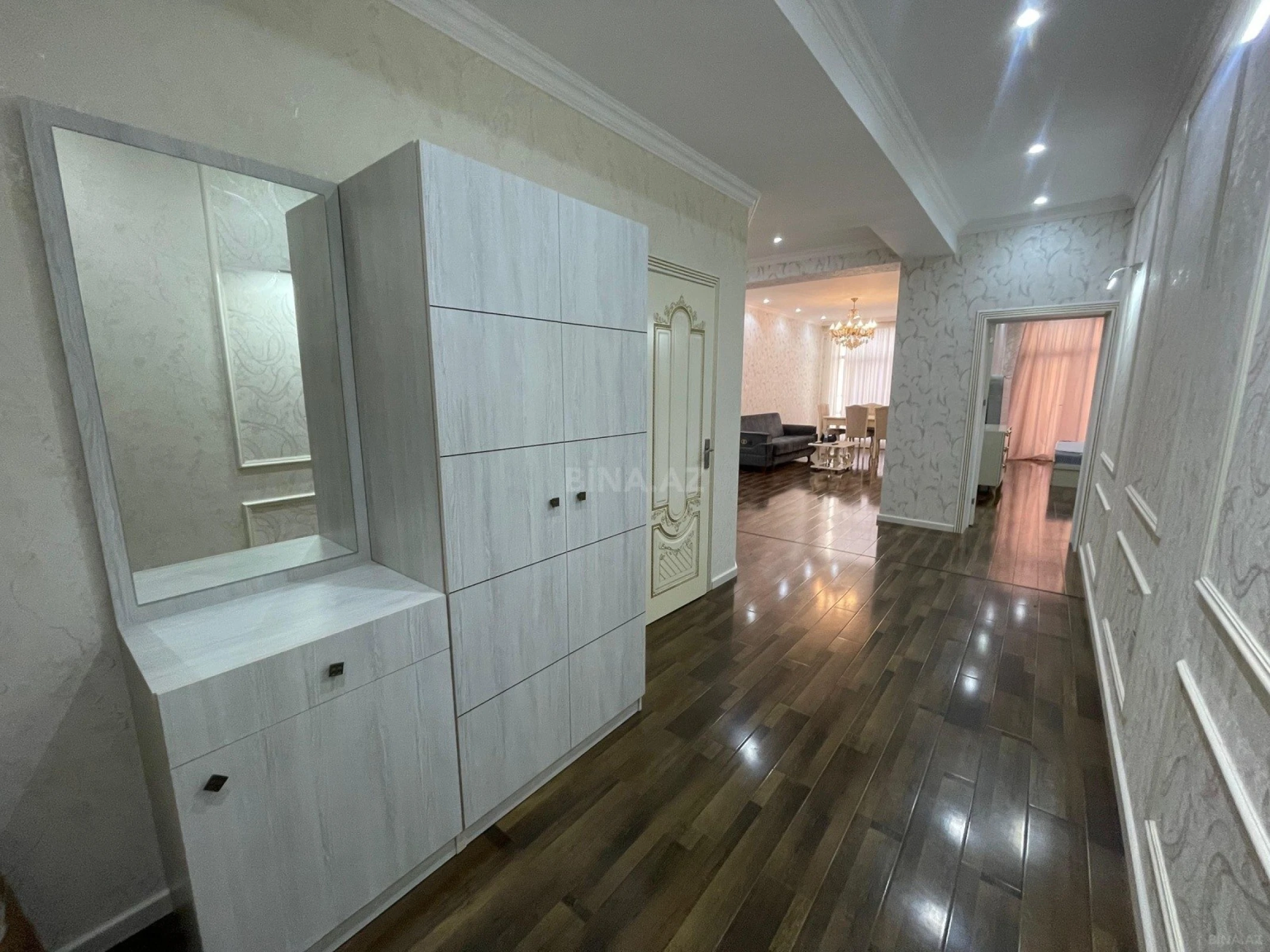 Kirayə verilir 2 otaqlı mənzil 104 m²