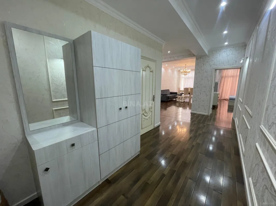 Kirayə verilir 2 otaqlı mənzil 104 m²