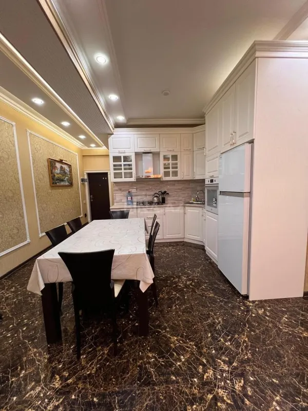 Kirayə verilir 3 otaqlı mənzil 170 m²
