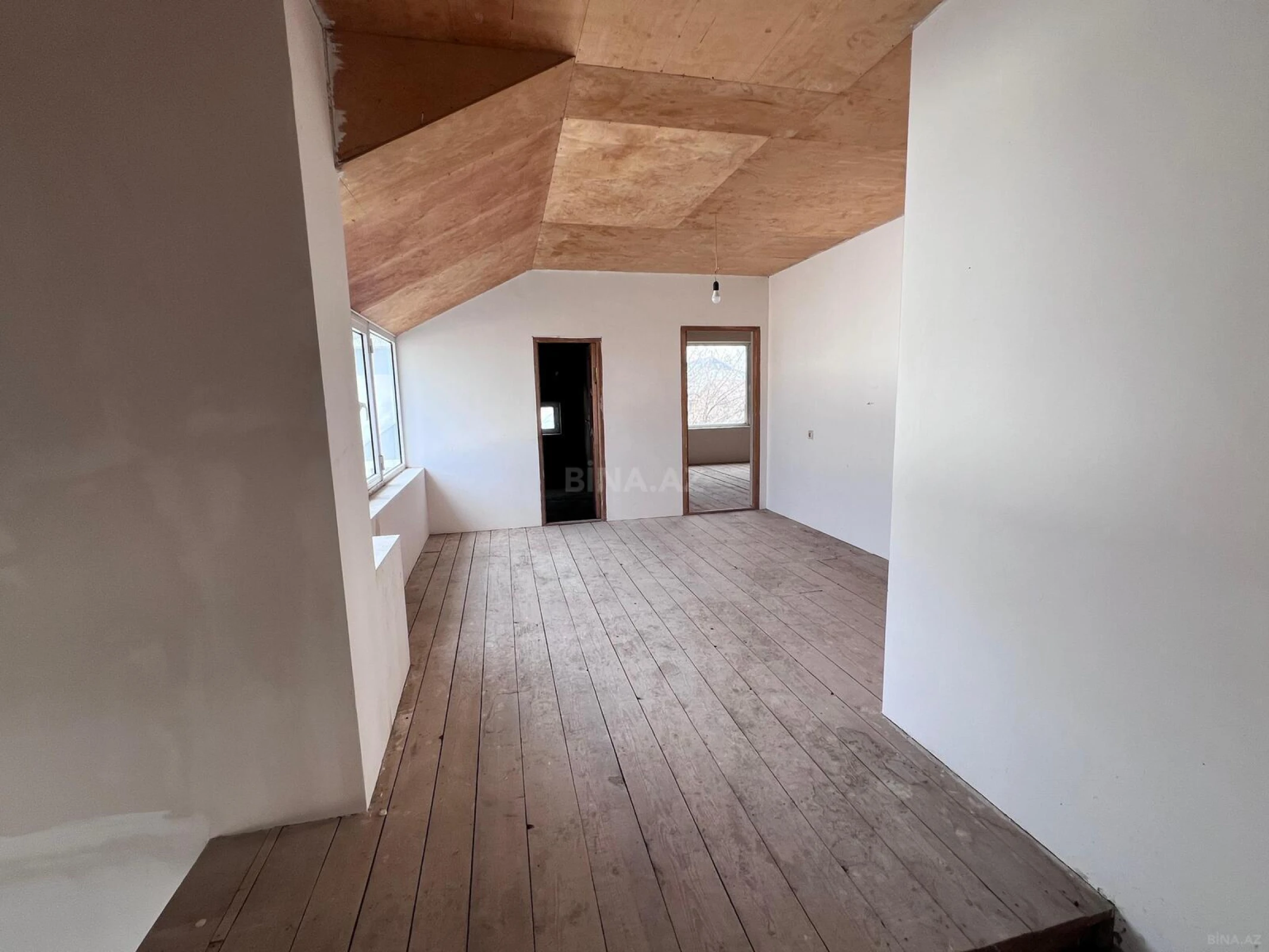 Satılır 12 otaqlı həyət evi 240 m²