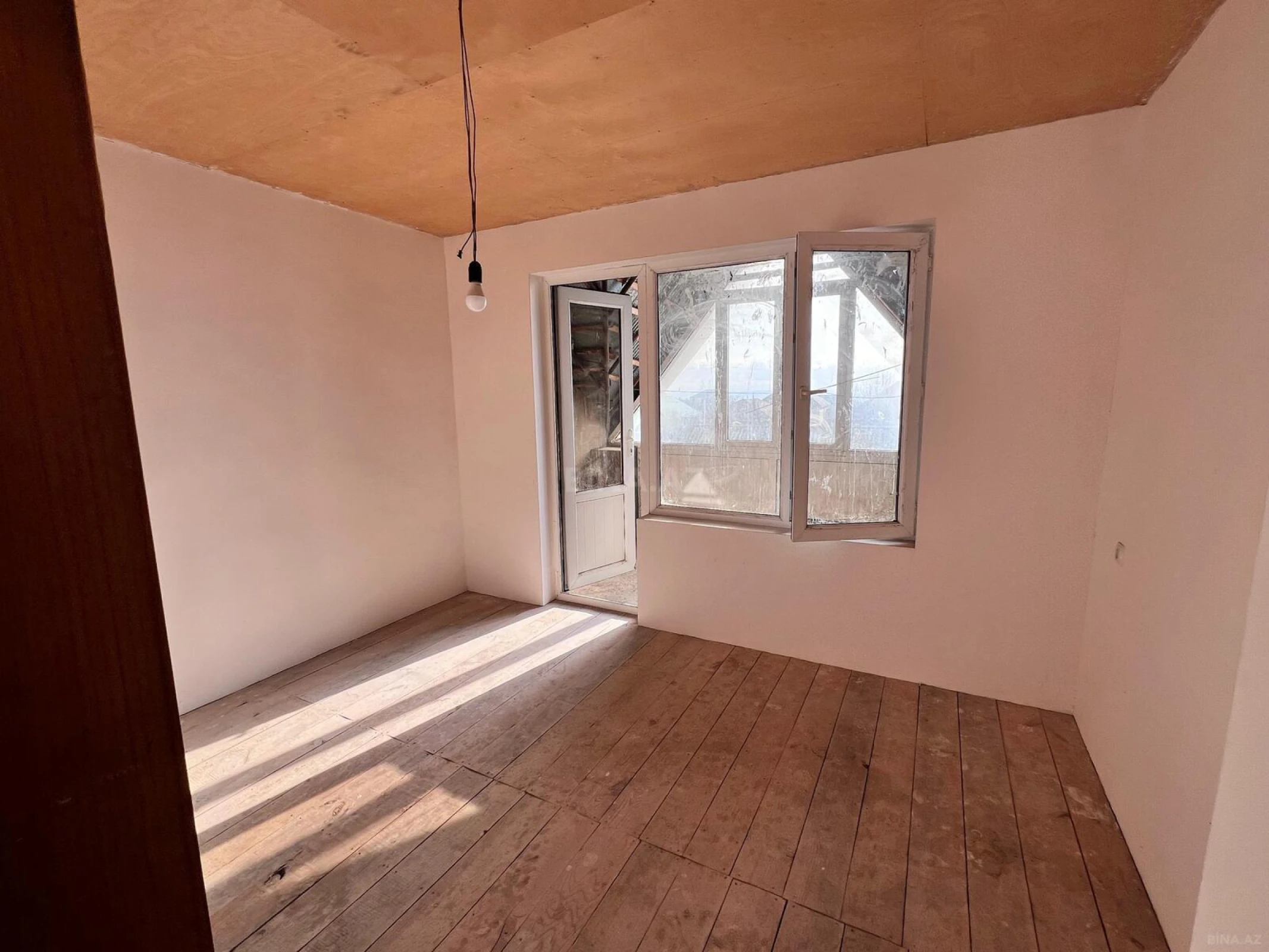 Satılır 12 otaqlı həyət evi 240 m²