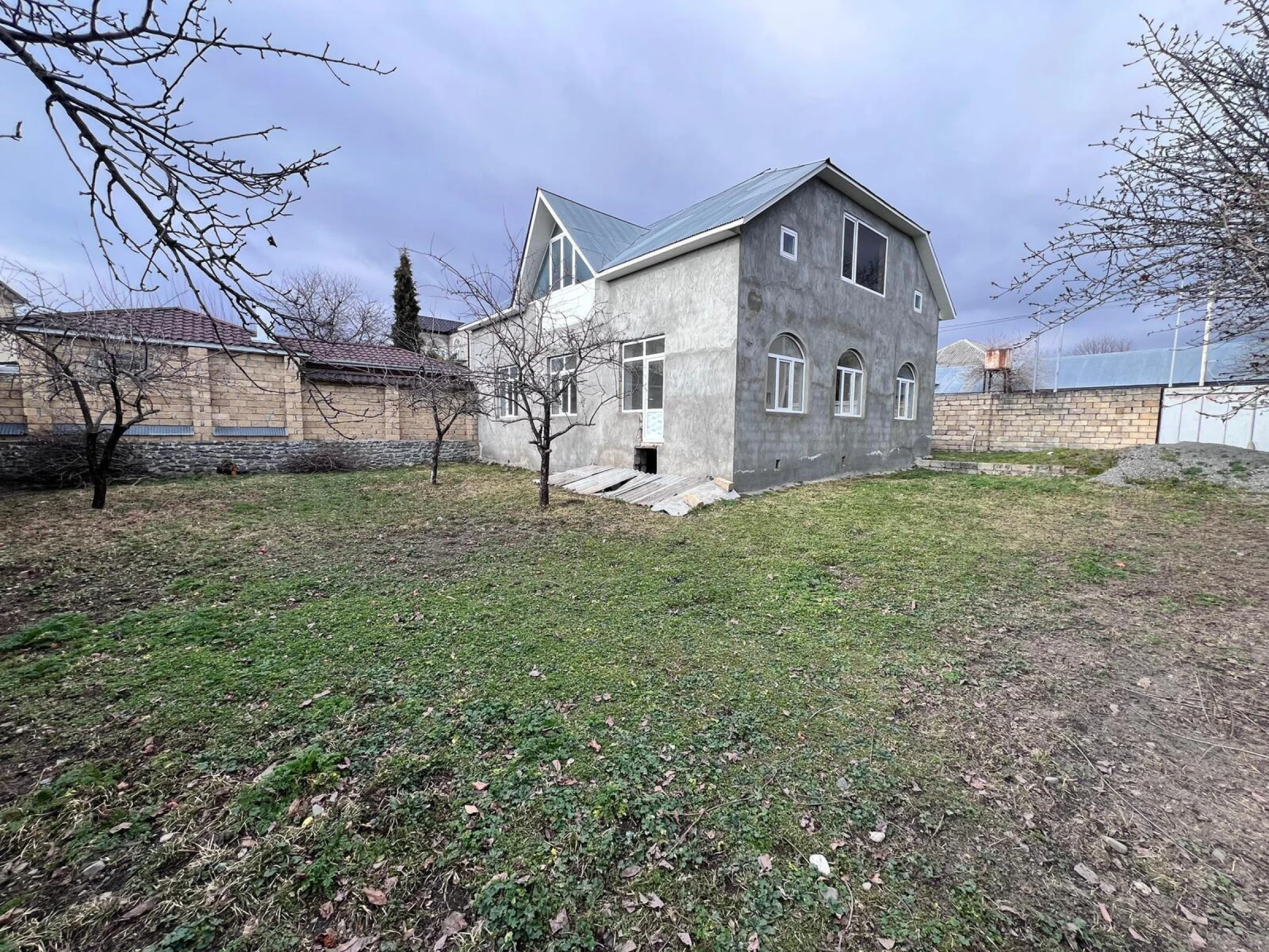 Satılır 12 otaqlı həyət evi 240 m²