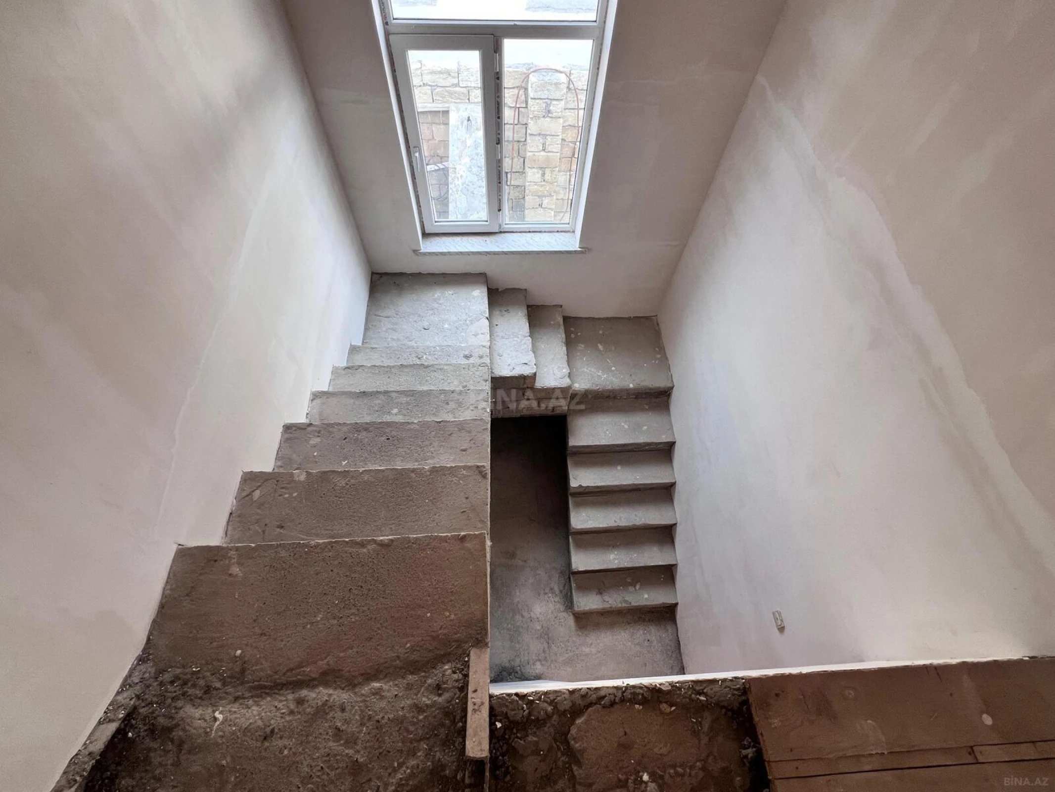 Satılır 12 otaqlı həyət evi 240 m²