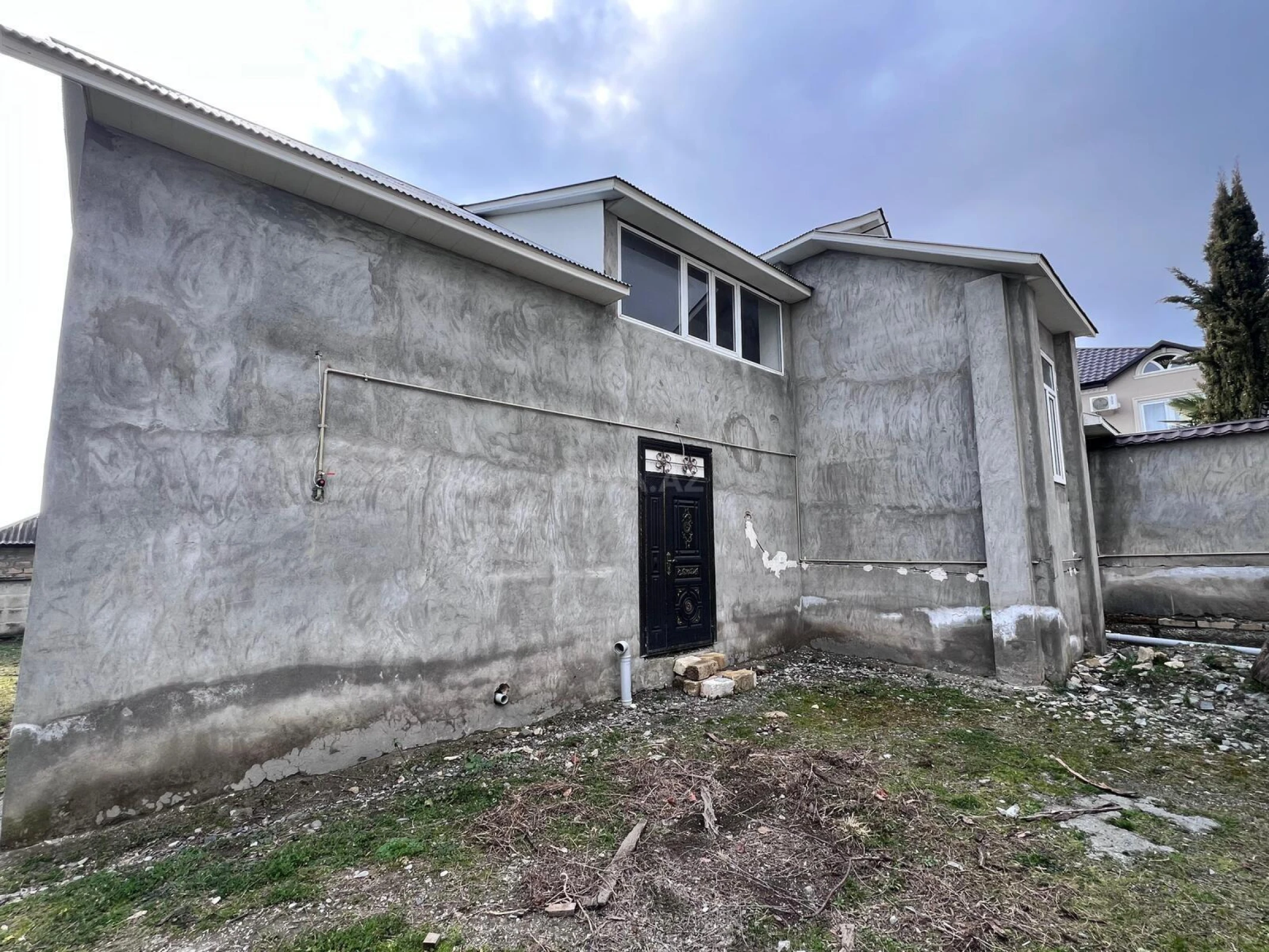 Satılır 12 otaqlı həyət evi 240 m²