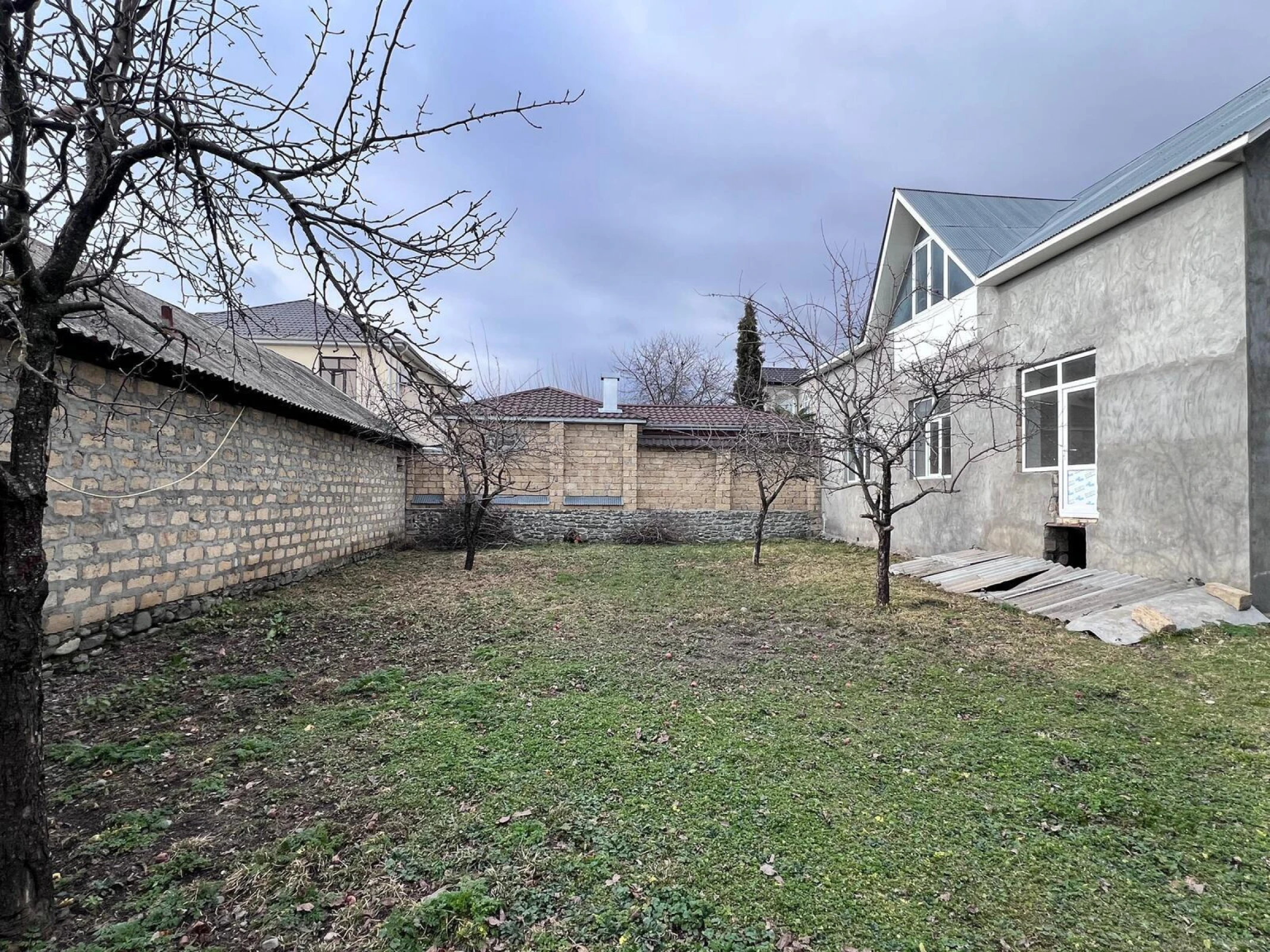 Satılır 12 otaqlı həyət evi 240 m²