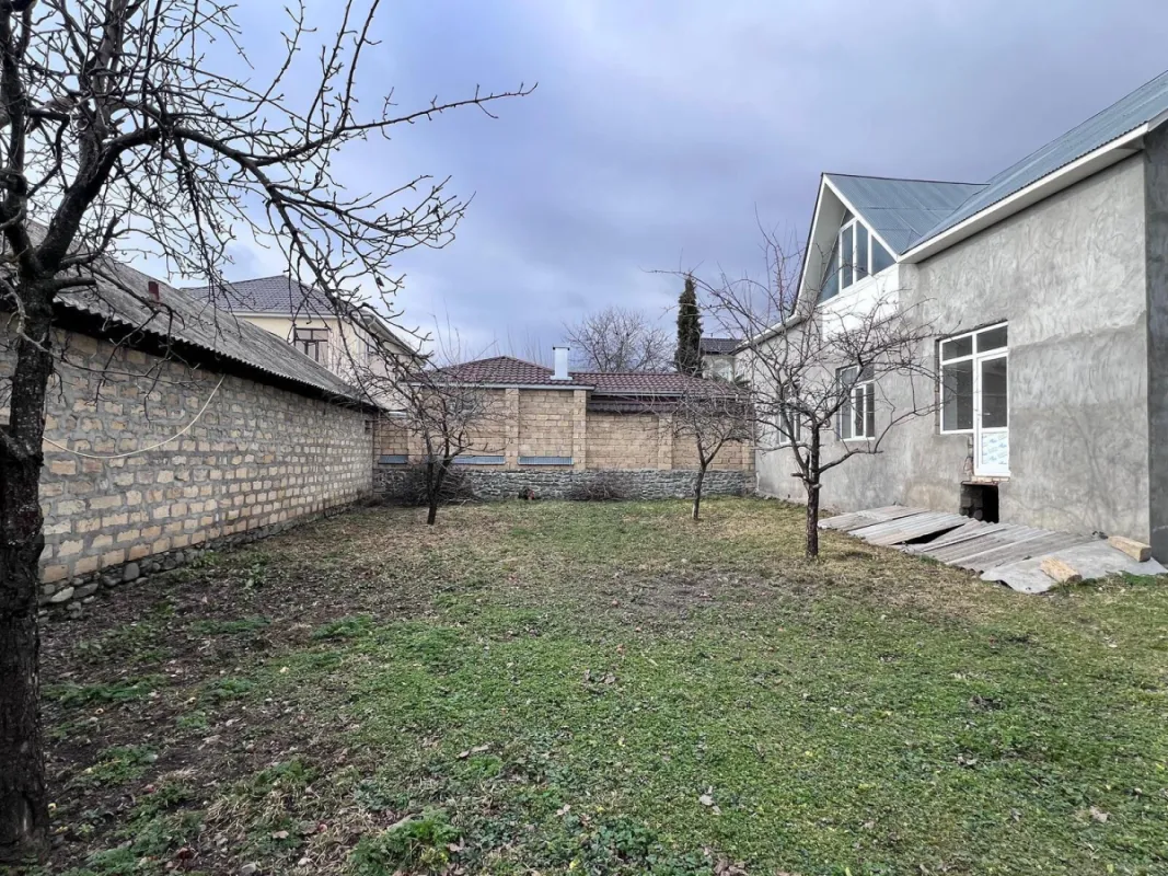 Satılır 12 otaqlı həyət evi 240 m²