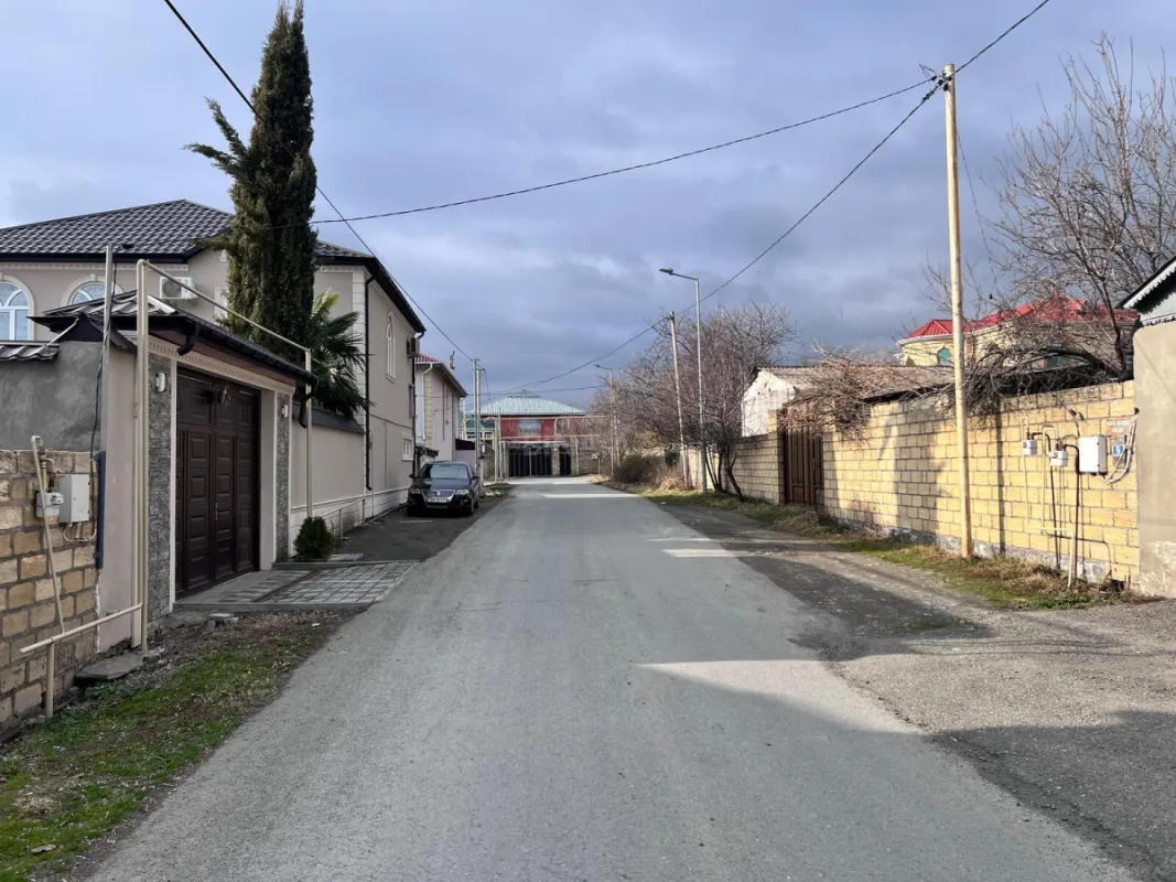 Satılır 12 otaqlı həyət evi 240 m²