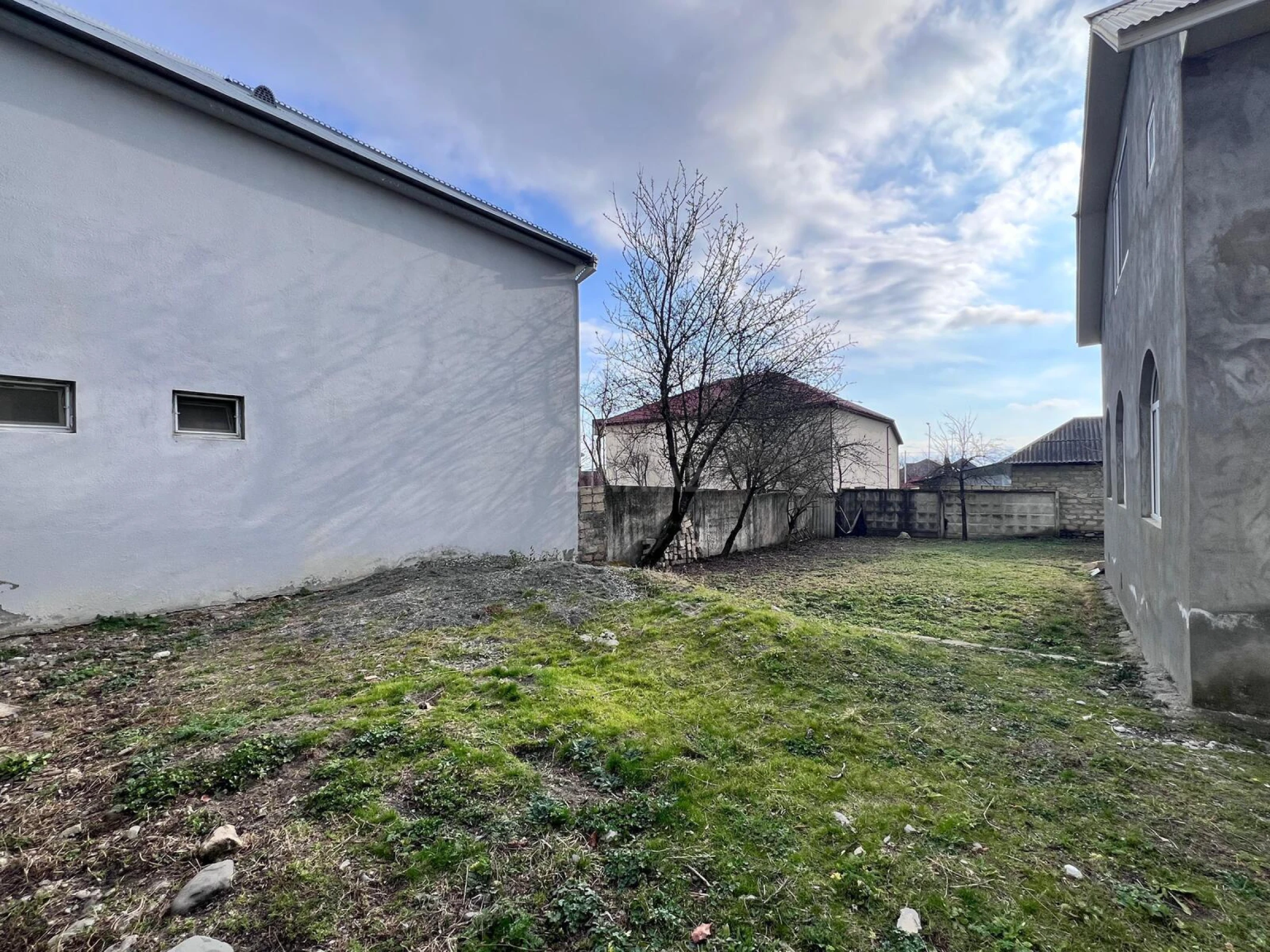Satılır 12 otaqlı həyət evi 240 m²