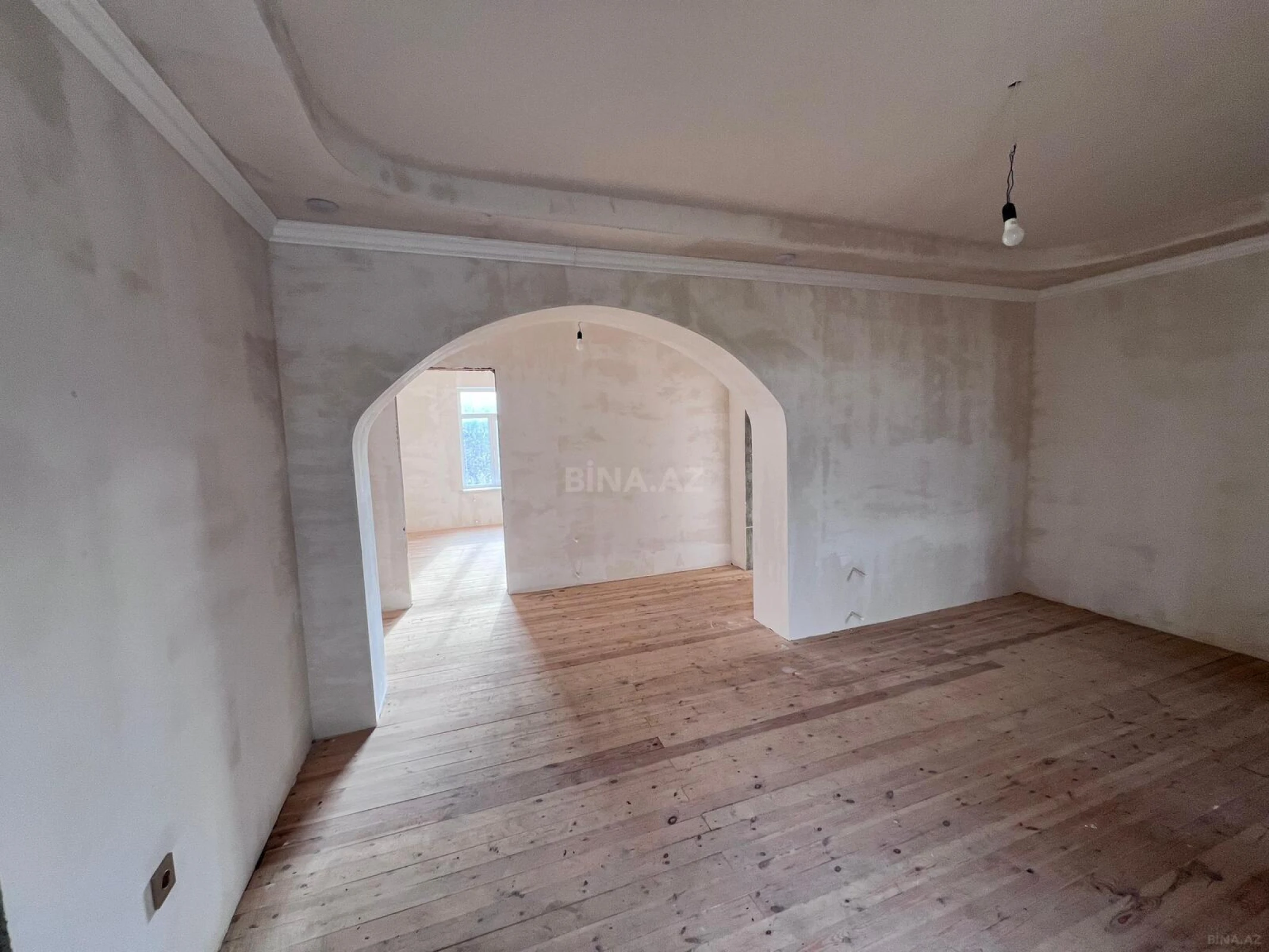 Satılır 12 otaqlı həyət evi 240 m²