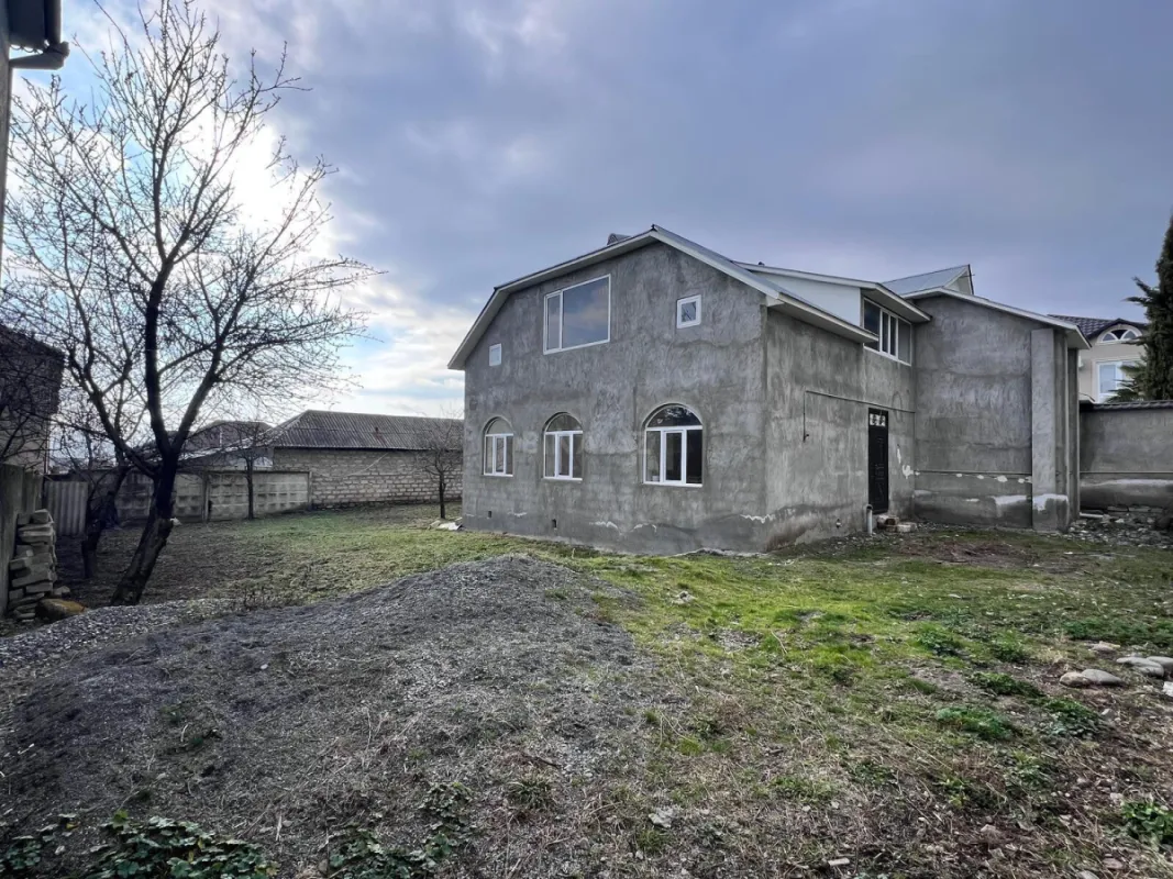 Satılır 12 otaqlı həyət evi 240 m²