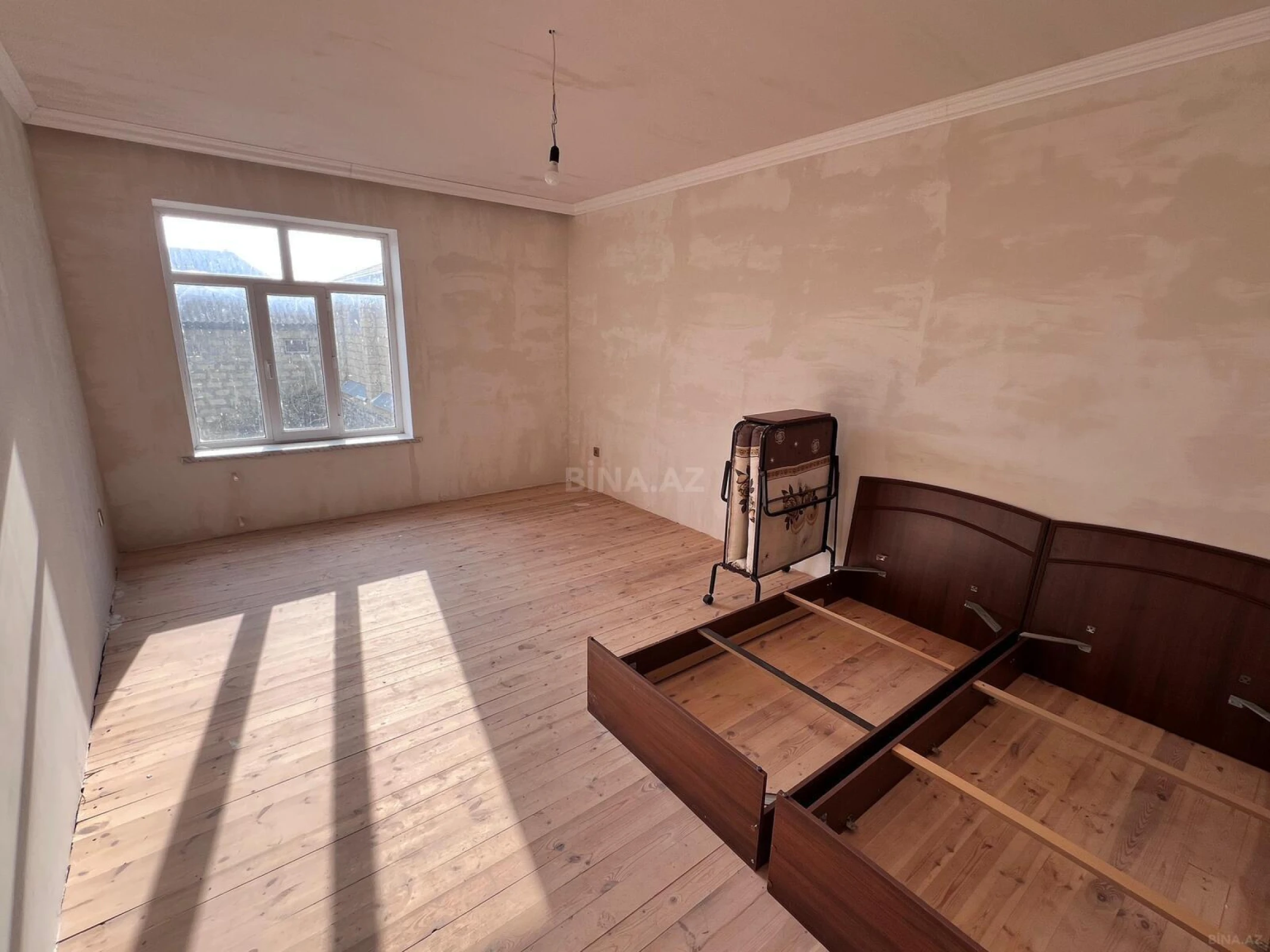 Satılır 12 otaqlı həyət evi 240 m²