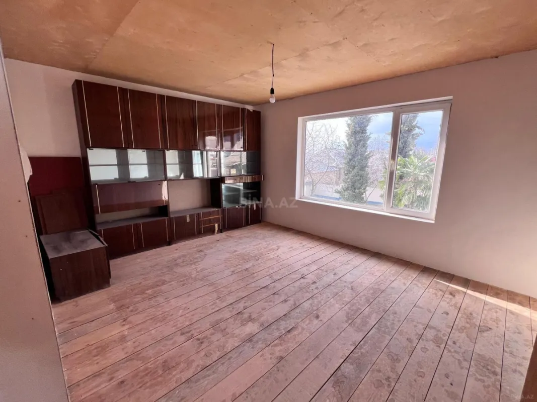 Satılır 12 otaqlı həyət evi 240 m²