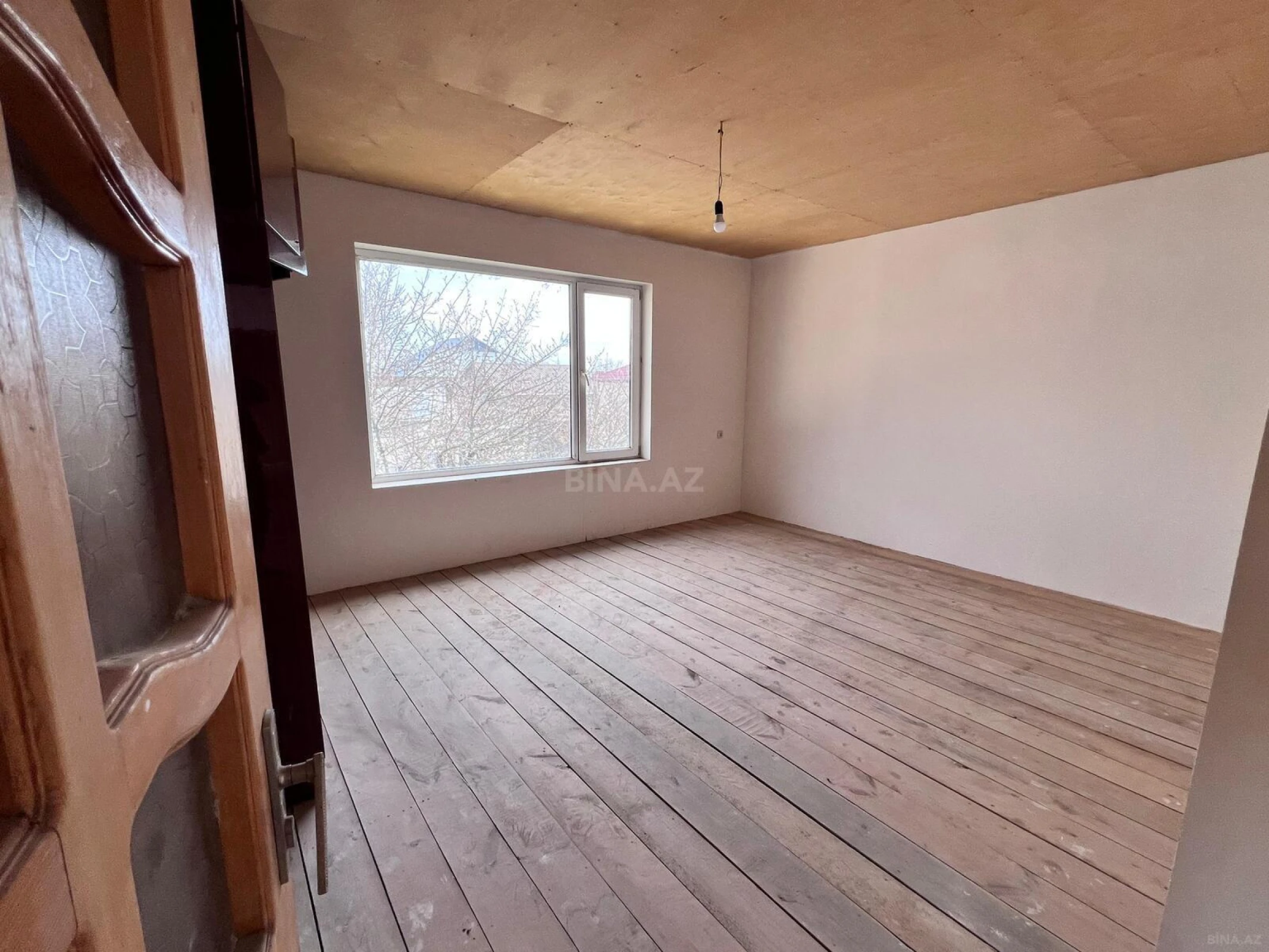 Satılır 12 otaqlı həyət evi 240 m²