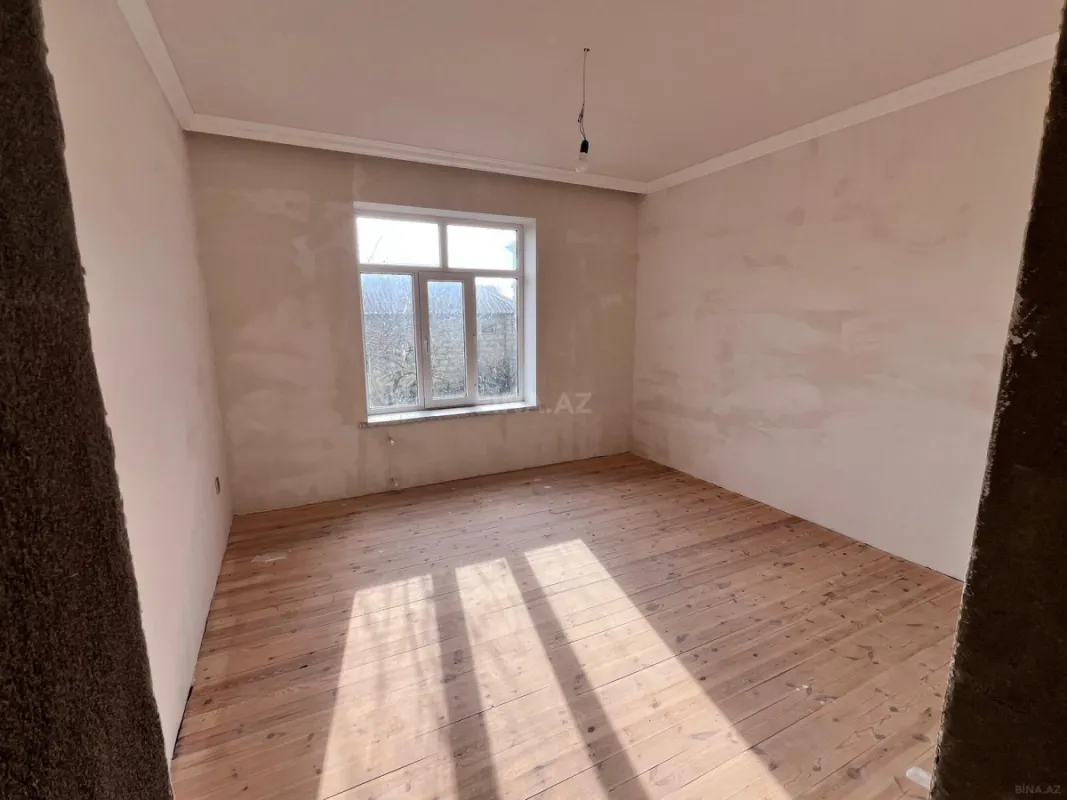 Satılır 12 otaqlı həyət evi 240 m²