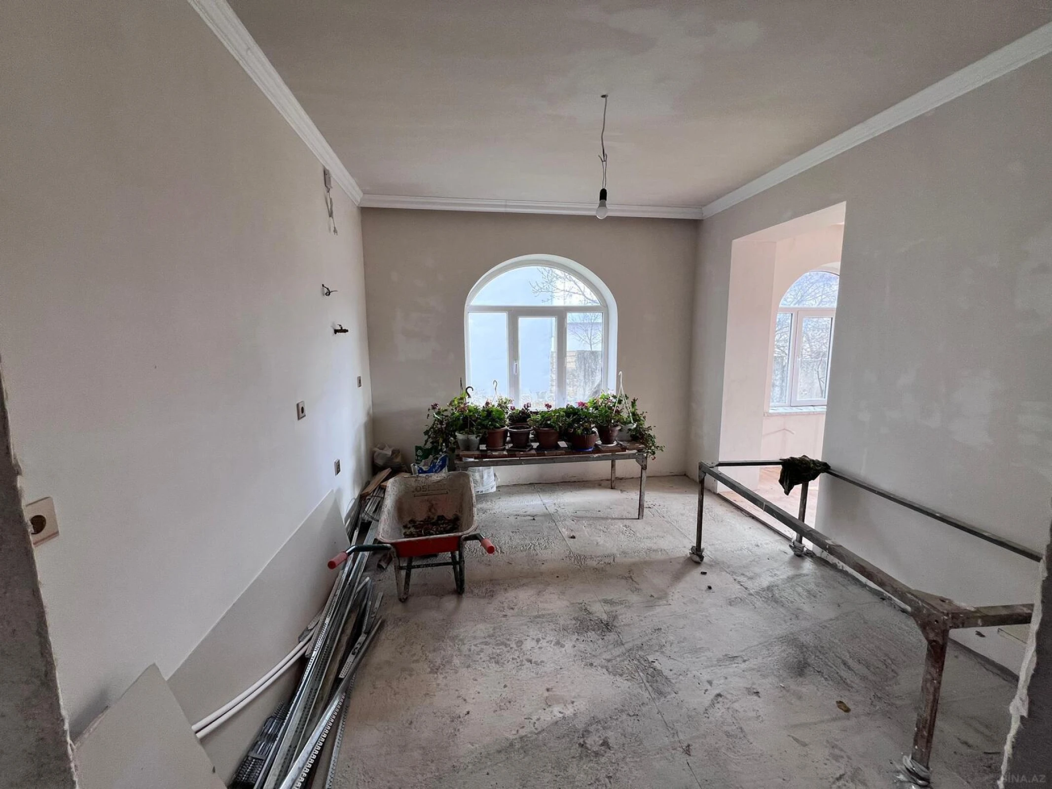 Satılır 12 otaqlı həyət evi 240 m²