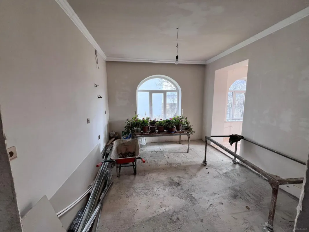 Satılır 12 otaqlı həyət evi 240 m²