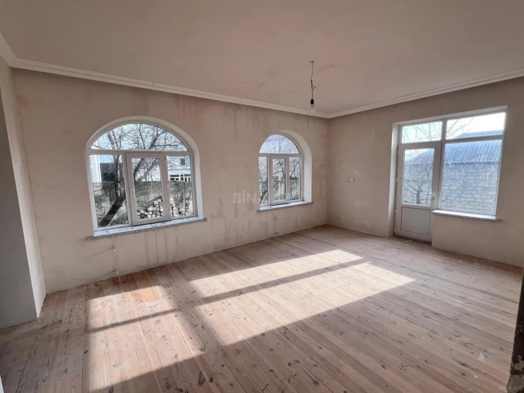 Satılır 12 otaqlı həyət evi 240 m²