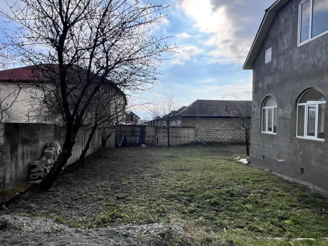 Satılır 12 otaqlı həyət evi 240 m²