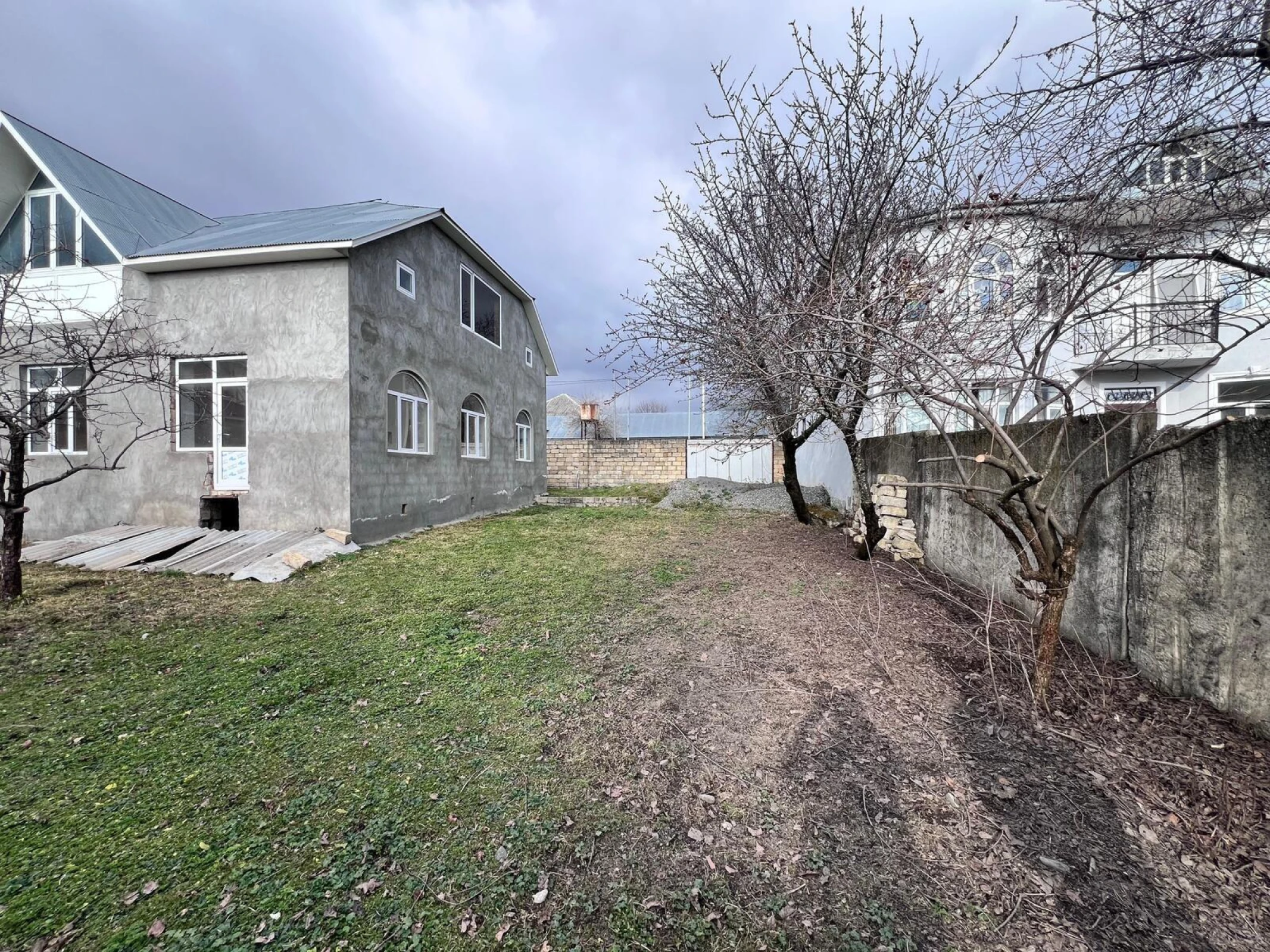 Satılır 12 otaqlı həyət evi 240 m²