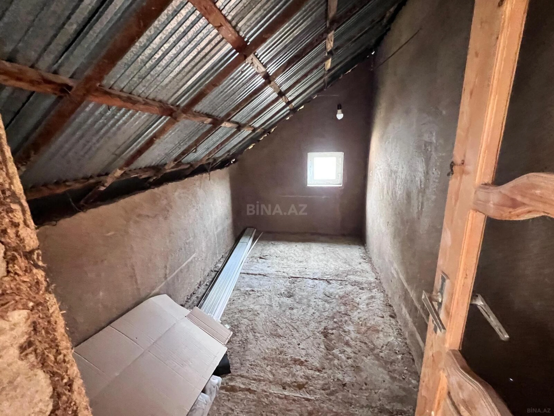 Satılır 12 otaqlı həyət evi 240 m²