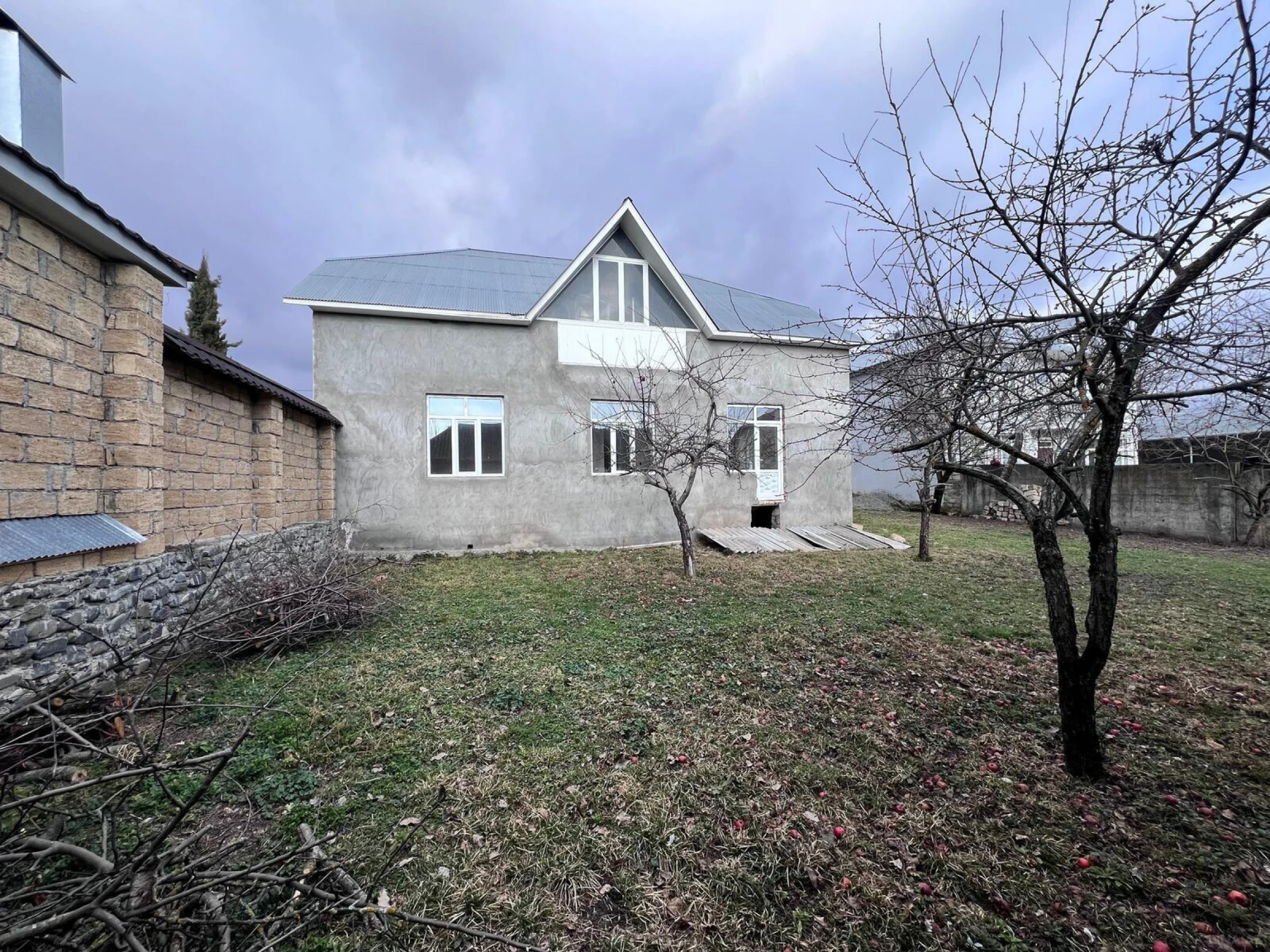 Satılır 12 otaqlı həyət evi 240 m²