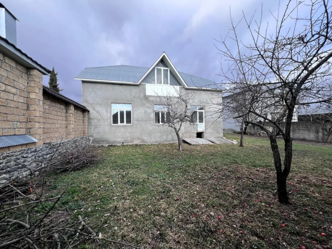 Satılır 12 otaqlı həyət evi 240 m²