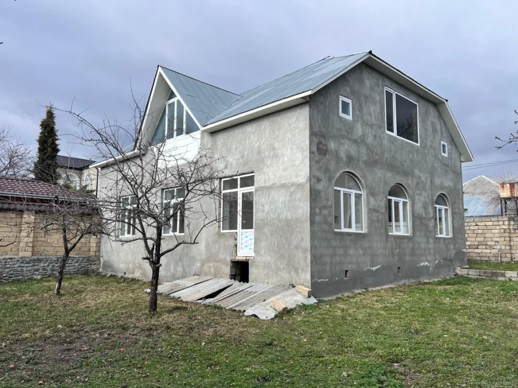 Satılır 12 otaqlı həyət evi 240 m²