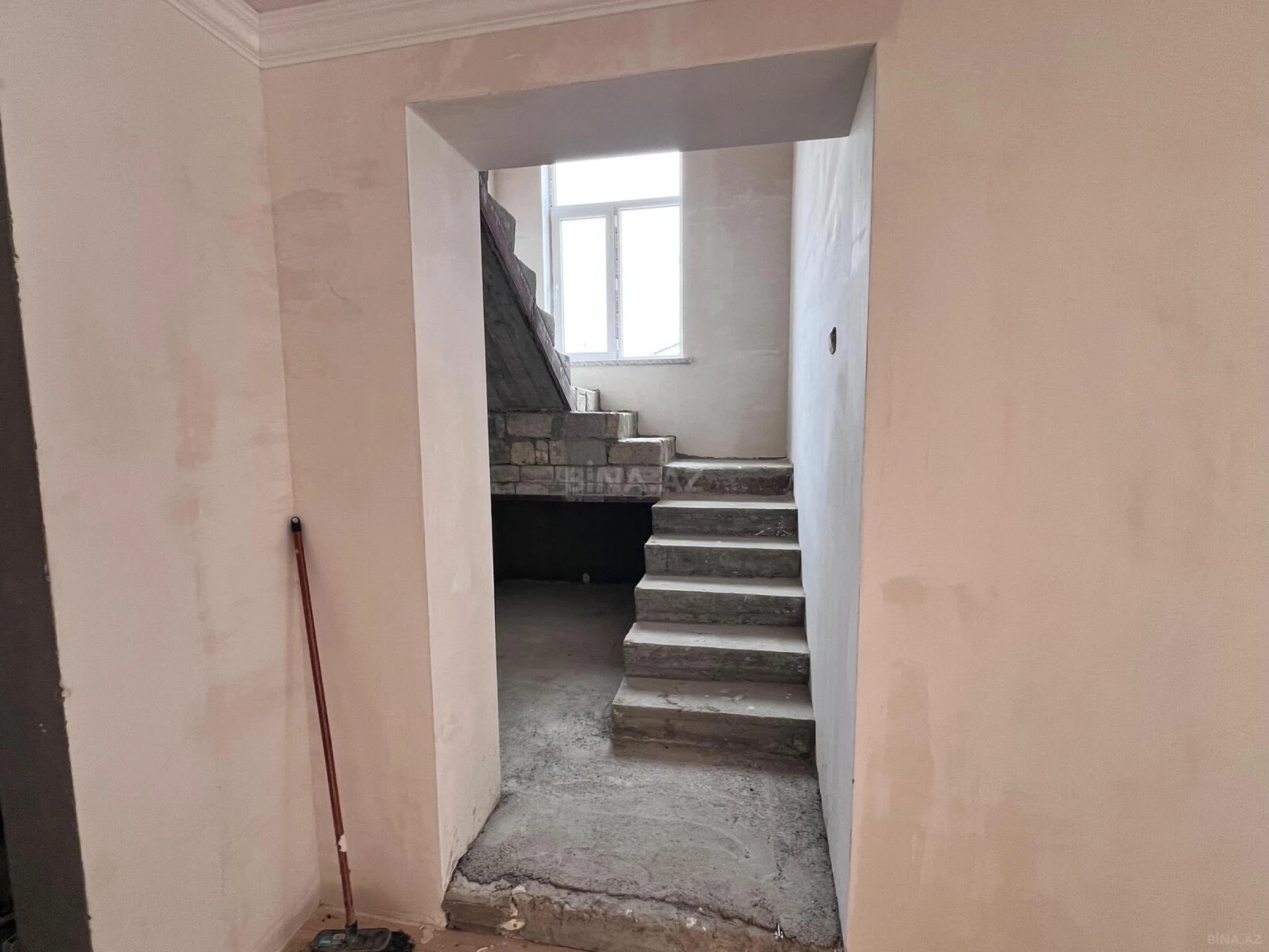 Satılır 12 otaqlı həyət evi 240 m²