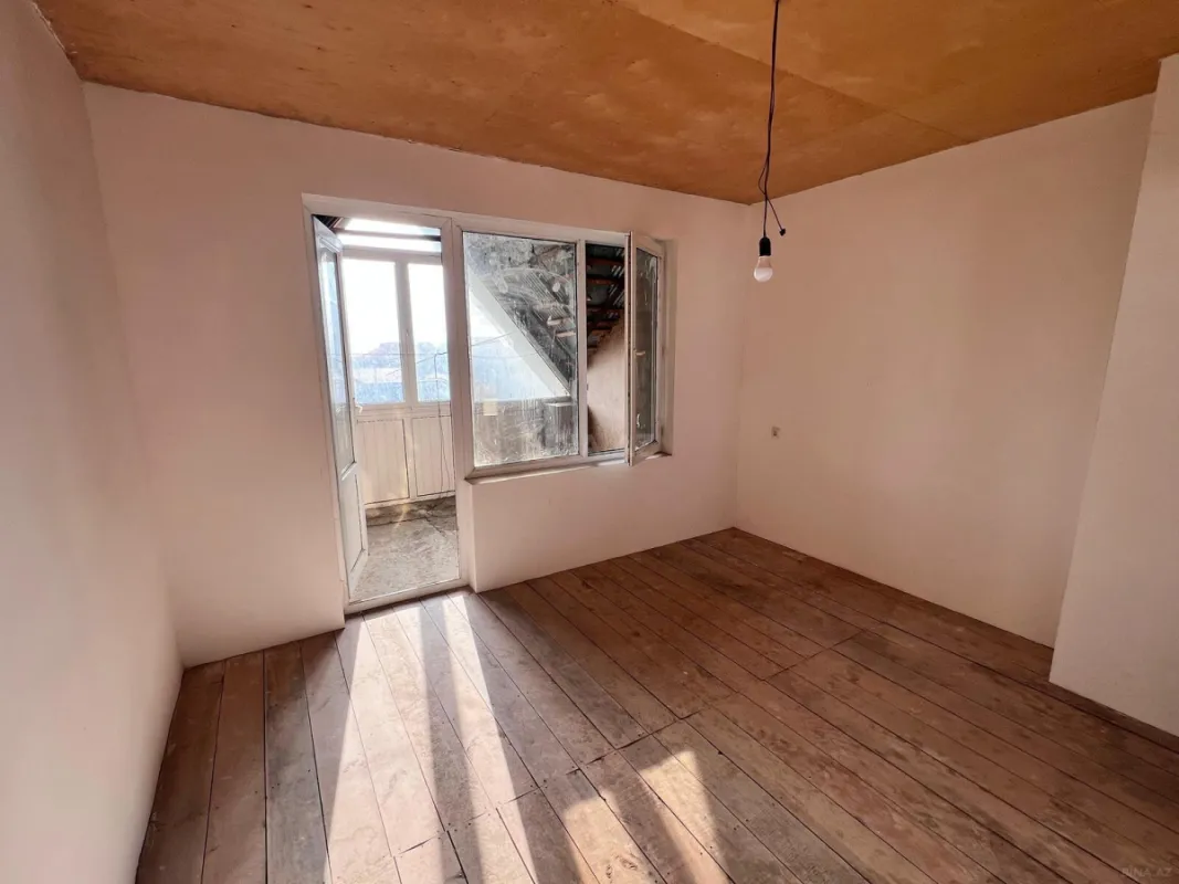 Satılır 12 otaqlı həyət evi 240 m²