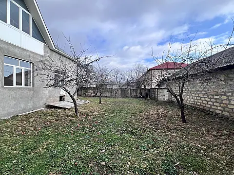 Satılır 12 otaqlı həyət evi 240 m²