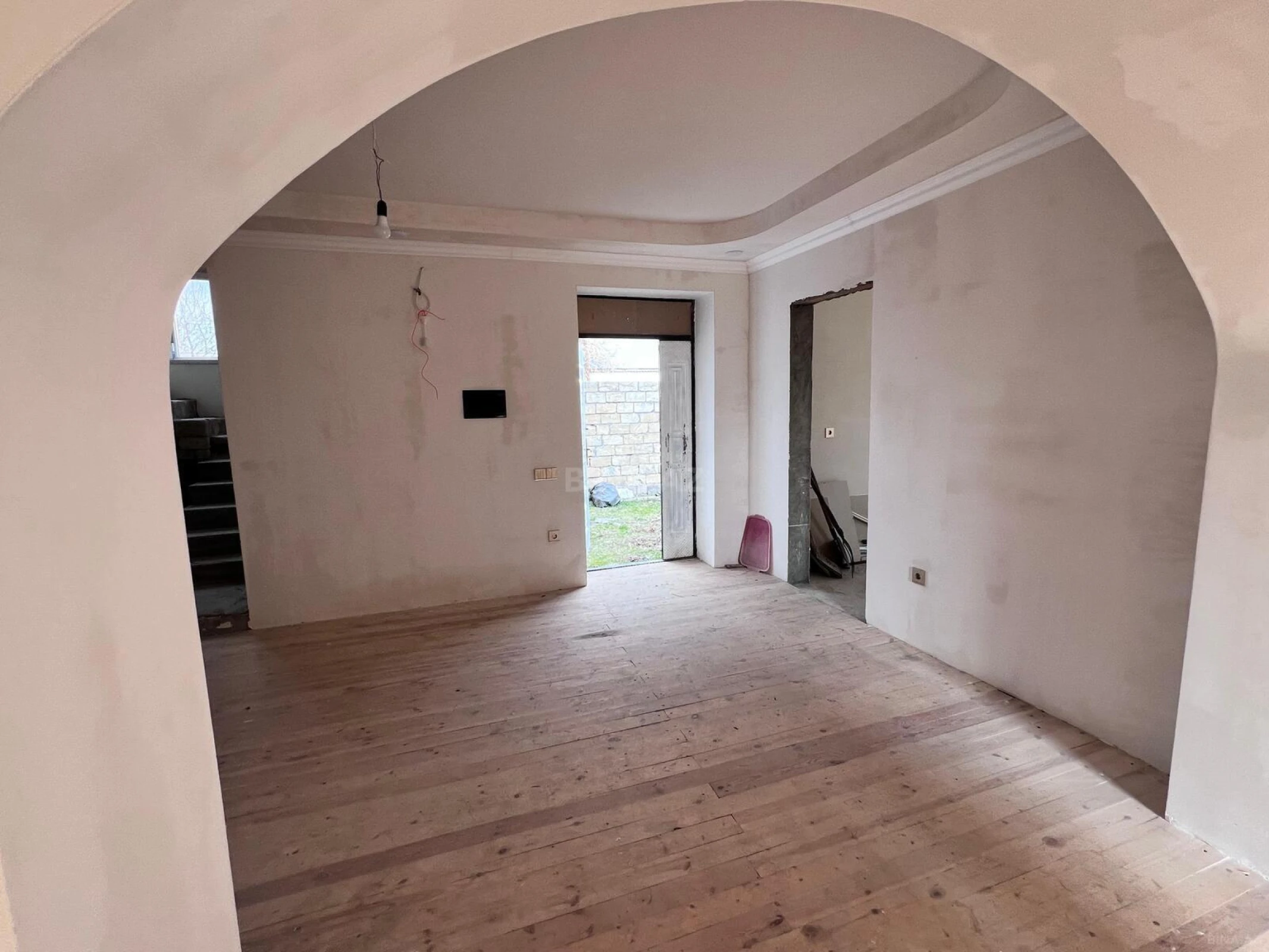 Satılır 12 otaqlı həyət evi 240 m²