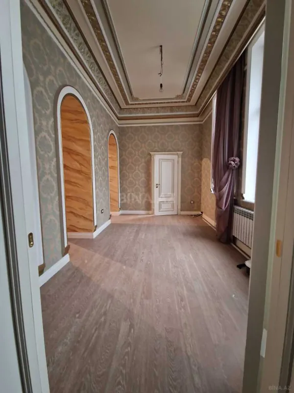 Satılır 5 otaqlı mənzil 220 m²