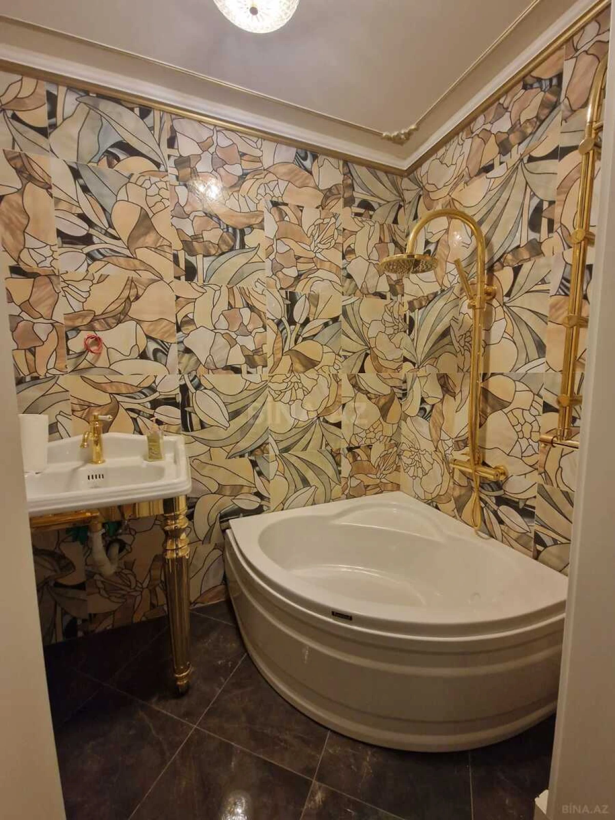 Satılır 5 otaqlı mənzil 220 m²