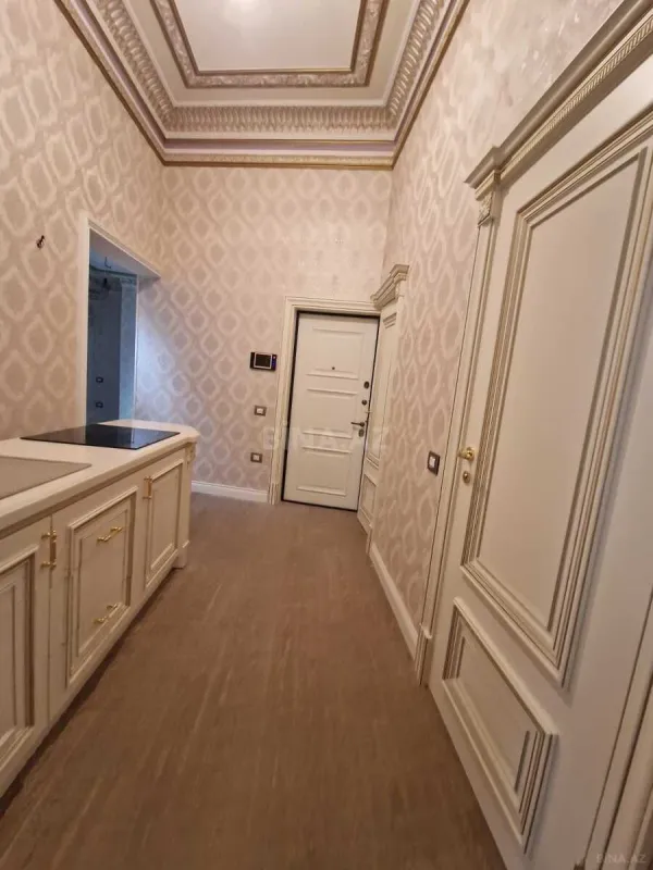 Satılır 5 otaqlı mənzil 220 m²