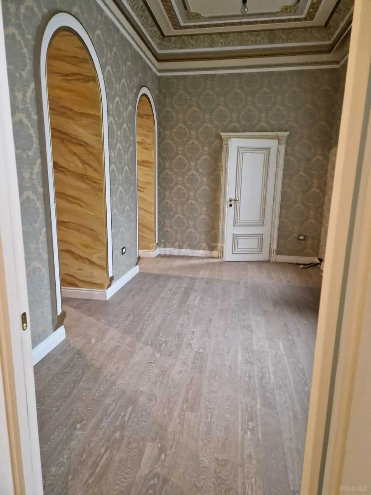 Satılır 5 otaqlı mənzil 220 m²